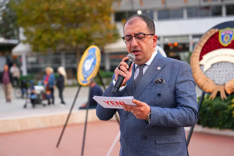 Yalova Belediye Başkanı Mehmet Gürel ile Subaşı Belediye Başkanı Turan Canbay, parti teşkilatının 29 Ekim Cumhuriyet Bayramı dolayısıyla düzenlediği çelenk sunma programında bir araya geldi. - Fotoğraf 2