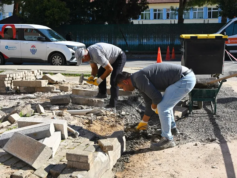 Yalova Belediyesi ekipleri, Mehmet Durman Caddesi'nde asfalt yama, Halide Edip Adıvar Sokak'ta parke taş döşerken kentin farklı noktalarında yağmur suyu hatlarını temizliyor ve park zeminlerini yeniliyor. - Fotoğraf 7