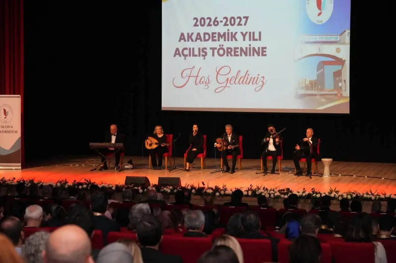 Yalova Üniversitesi'nin yeni dönemi için düzenlenen açılış dersi programı, il protokolü, akademisyenler ve öğrencilerin katılımıyla Mehmet Okul Kongre ve Kültür Merkezi'nde yapıldı. - Fotoğraf 3