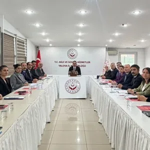 Yalova'da sosyal hizmet kuruluşlarının müdürleri, İl Müdürü Seçkin Bilici başkanlığında düzenlenen tanışma ve değerlendirme toplantısında bir araya geldi. - Fotoğraf 2