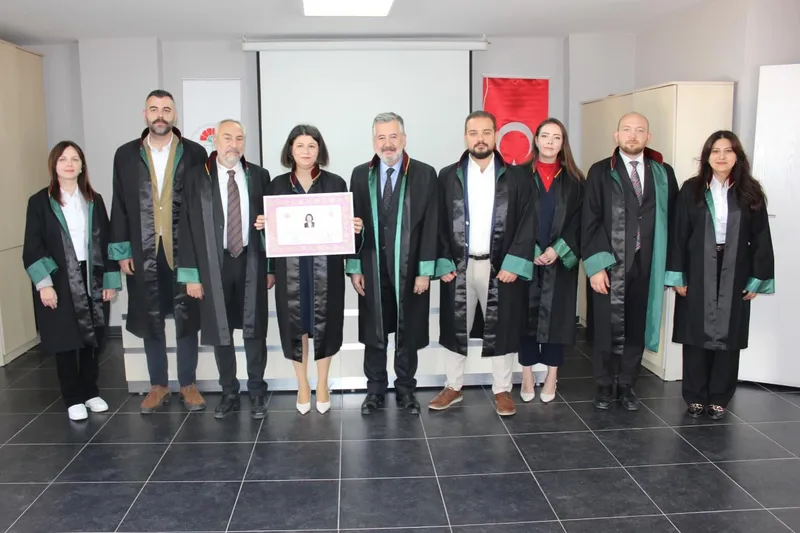 Yalova Barosu stajyerlerinden İlknur Aydın Satılmış, mesleğe kabul sürecinin ardından ruhsatnamesini aldı. - Fotoğraf 2