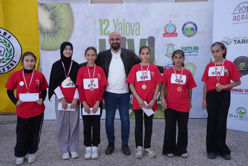 Altınova'nın Subaşı beldesinde 12. Yalova Kivi Festivali kapsamında düzenlenen Subaşı Olimpiyatları'nda çocuklar bocce, 100 metre koşu ve uzun atlama yarışlarında yer aldı. - Fotoğraf 5