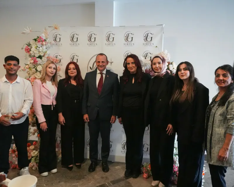 Çiftlikköy'de hizmete giren Sirius Güzellik Merkezi'nin açılışına katılan Belediye Başkanı Adil Yele, işletme sahibi Gizem Yıldırım'a bol kazanç ve bereket temennisinde bulundu. - Fotoğraf 9