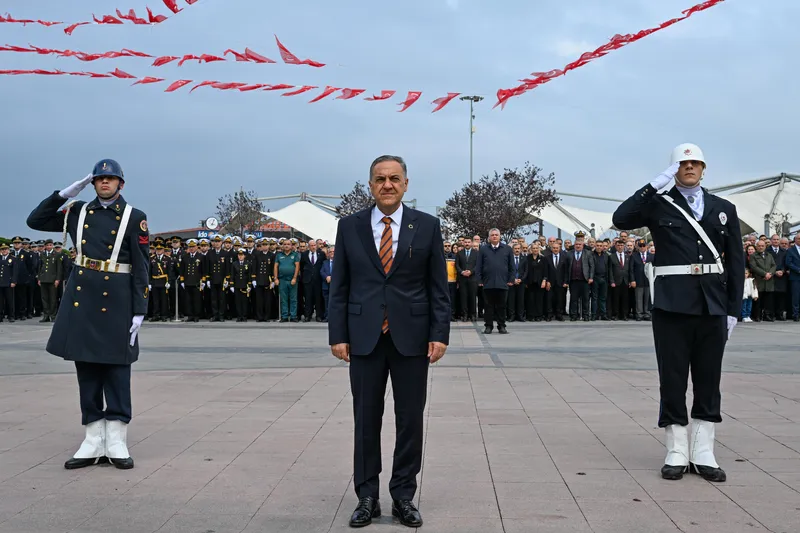 Cumhuriyet'in 103. yılı dolayısıyla düzenlenen çelenk programında Yalova Valisi Dr. Ahmet Hamdi Usta ve il protokolü, 15 Temmuz Demokrasi ve Cumhuriyet Meydanı'nda bir araya geldi. - Fotoğraf 2