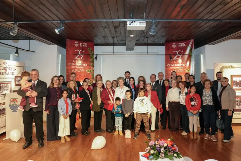 Yalova Kent Müzesi'nde açılan "Biz Cumhuriyet'in Çocuklarıyız" sergisi, geçmişten bugüne Cumhuriyet Bayramı kutlamalarının fotoğraflarıyla 20 Kasım'a kadar ziyaret edilebilecek. - Fotoğraf 10