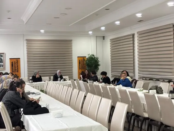 Yalova Öğretmen Akademileri programında, çocuklarda sorgulama ve düşünme becerilerinin geliştirilmesi ile erdemli bireyler yetiştirmenin önemi ele alındı. - Fotoğraf 4