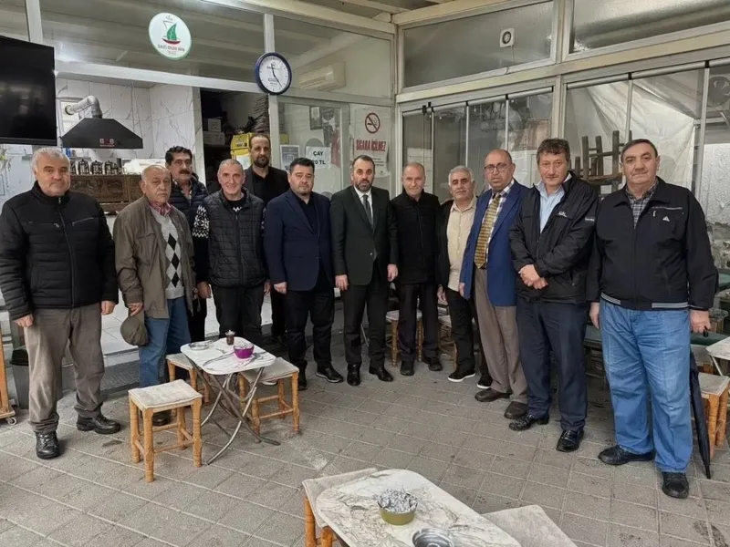 Yalova'da cuma günleri sürdürülen esnaf buluşmaları bu hafta Merkez Camii çevresinde gerçekleşti; din görevlileriyle birlikte dükkanları gezen heyet hayırlı kazançlar dileyerek Diyanet yayınları hediye etti. - Fotoğraf 1