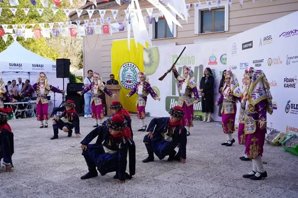 Altınova'nın Subaşı beldesinde düzenlenen festivalde sahne alan TUFAG çocuk halk oyunları ekibi, Bulgaristan Madrevo'dan gelen konuklar ve Çiftlikköy Kuzey Kafkas Derneği gösteri sundu. - Fotoğraf 1