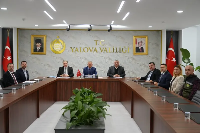 Yalova Barosu Başkanlığına seçilen Murat Sarısoy ve yönetim kurulu üyeleri, Yalova Üniversitesi Rektörü Prof. Dr. Mehmet Bahçekapılı'yı makamında ziyaret etti. - Fotoğraf 1