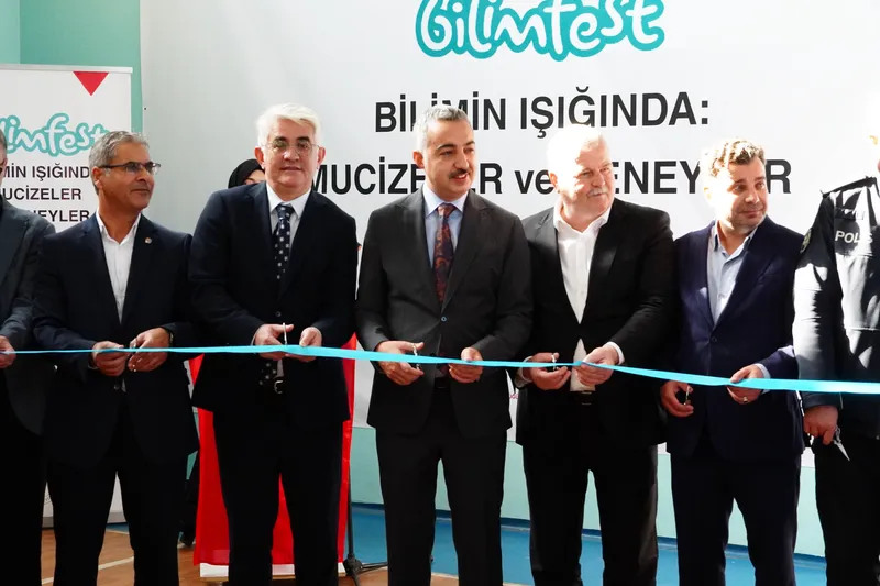 İlçe protokolünün katıldığı törenle kapılarını açan TÜBİTAK 4007 Bilim Şenliği'nde, öğrencilerin ve katılımcıların hazırladığı bilimsel projeler sergilenmeye başladı. - Fotoğraf 2