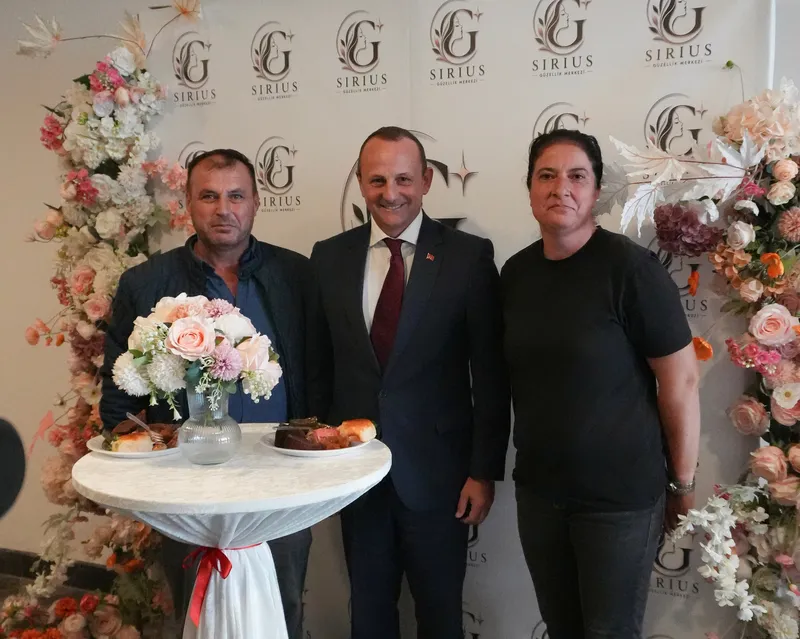 Çiftlikköy'de hizmete giren Sirius Güzellik Merkezi'nin açılışına katılan Belediye Başkanı Adil Yele, işletme sahibi Gizem Yıldırım'a bol kazanç ve bereket temennisinde bulundu. - Fotoğraf 7