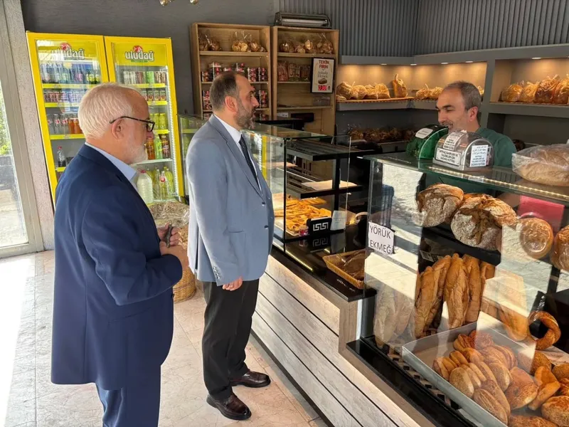 Yalova İl Müftüsü Naci Çakmakçı, din görevlileriyle birlikte Gaziosmanpaşa civarındaki esnafı ziyaret ederek hayırlı kazançlar diledi ve Diyanet yayınlarından hediye etti. - Fotoğraf 3