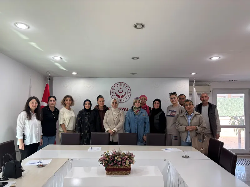 Yalova'da yeni koruyucu aileler ile henüz eğitim almamış ailelere yönelik dört oturumdan oluşan Koruyucu Aile Birinci Kademe Eğitimi tamamlandı. - Fotoğraf 1