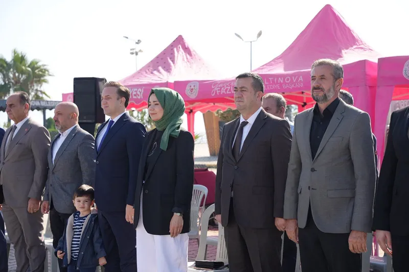 Altınova'da protokol üyeleri, öğretmenler ve öğrencilerin katılımıyla Gazze'deki masum çocuklara destek amacıyla uçurtma şenliği yapıldı. - Fotoğraf 5