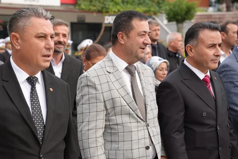 Altınova Kaymakamlığı öncülüğünde düzenlenen Cumhuriyet Bayramı programında Karamürselbey Eğitim Merkezi Komutanlığı askerî bando yürüyüşü düzenledi; törene Subaşı Belediye Başkanı Turan Canbay da katıldı. - Fotoğraf 1
