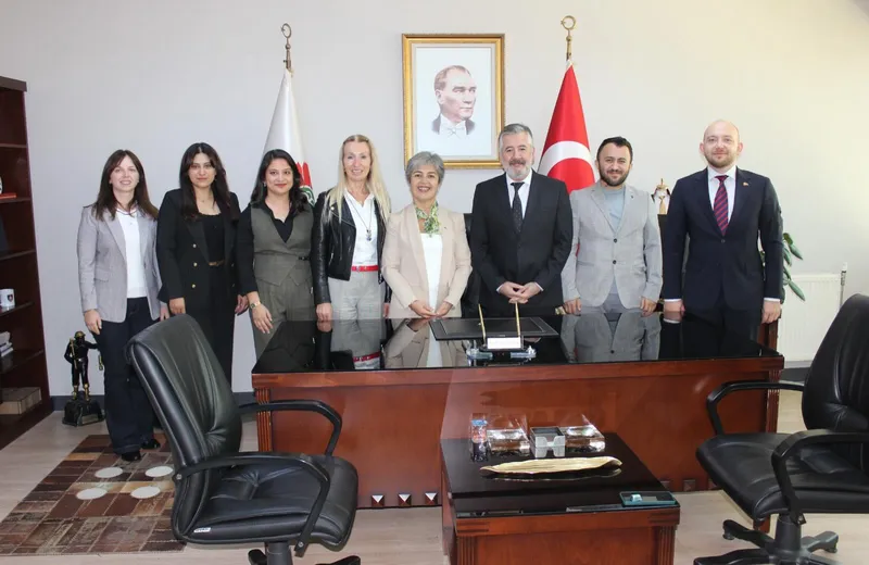 Yalova TEMA Vakfı Şube Başkanı Arzu Demir ve şube yönetimi, Yalova Barosu'na hayırlı olsun ziyaretinde bulundu. - Fotoğraf 2