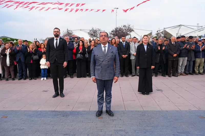 Yalova Belediye Başkanı Mehmet Gürel ile Subaşı Belediye Başkanı Turan Canbay, parti teşkilatının 29 Ekim Cumhuriyet Bayramı dolayısıyla düzenlediği çelenk sunma programında bir araya geldi. - Fotoğraf 3