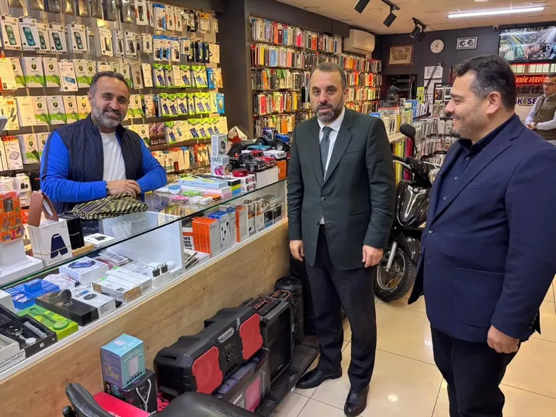 Yalova'da cuma günleri sürdürülen esnaf buluşmaları bu hafta Merkez Camii çevresinde gerçekleşti; din görevlileriyle birlikte dükkanları gezen heyet hayırlı kazançlar dileyerek Diyanet yayınları hediye etti. - Fotoğraf 11