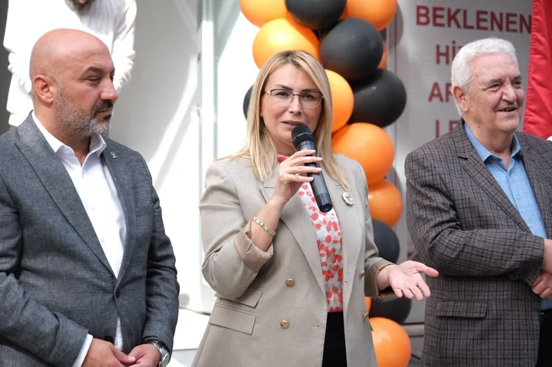 Altınova'da Tunç Yapı hizmete açıldı. Yeni yatırımın heyecanını paylaşan Belediye Başkanı Yasemin Fazlaca, işletmeye bol kazanç temennisinde bulundu. - Fotoğraf 2