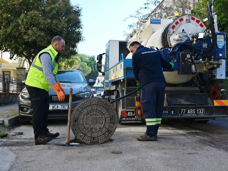 Yalova Belediyesi ekipleri, Mehmet Durman Caddesi'nde asfalt yama, Halide Edip Adıvar Sokak'ta parke taş döşerken kentin farklı noktalarında yağmur suyu hatlarını temizliyor ve park zeminlerini yeniliyor. - Fotoğraf 6