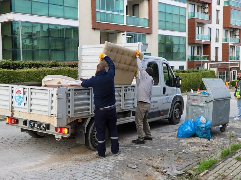 Yalova Belediyesi ekipleri, kentin dört bir yanında yürütülen çalışmalar kapsamında Kazım Karabekir Mahallesi'nde sokakları süpürdü, yabani otları biçti ve konteyner çevrelerindeki büyük hacimli atıkları topladı. - Fotoğraf 1