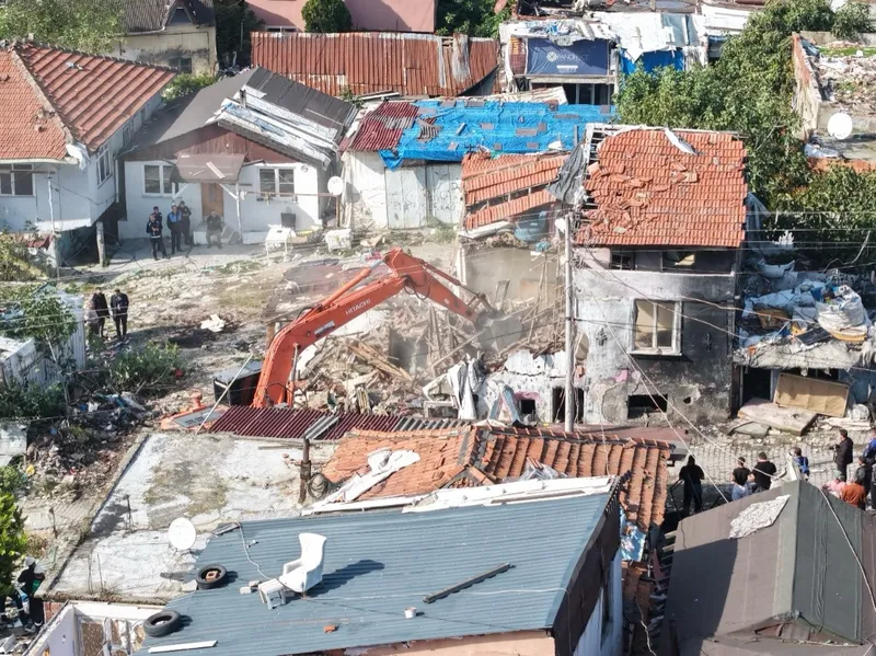 Yalova Belediyesi, Bağlarbaşı'nda daha güvenli yaşam alanları oluşturulması amacıyla paydaş kurumlarla koordinasyon halinde yürütülen ikinci etap yıkım çalışmalarının sürdüğünü bildirdi. - Fotoğraf 10