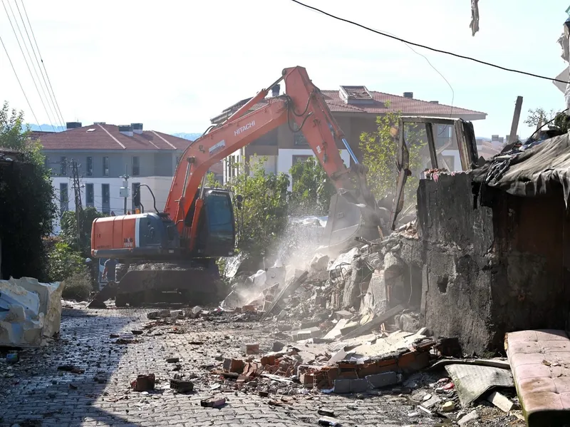 Yalova Belediyesi, Bağlarbaşı'nda daha güvenli yaşam alanları oluşturulması amacıyla paydaş kurumlarla koordinasyon halinde yürütülen ikinci etap yıkım çalışmalarının sürdüğünü bildirdi. - Fotoğraf 3