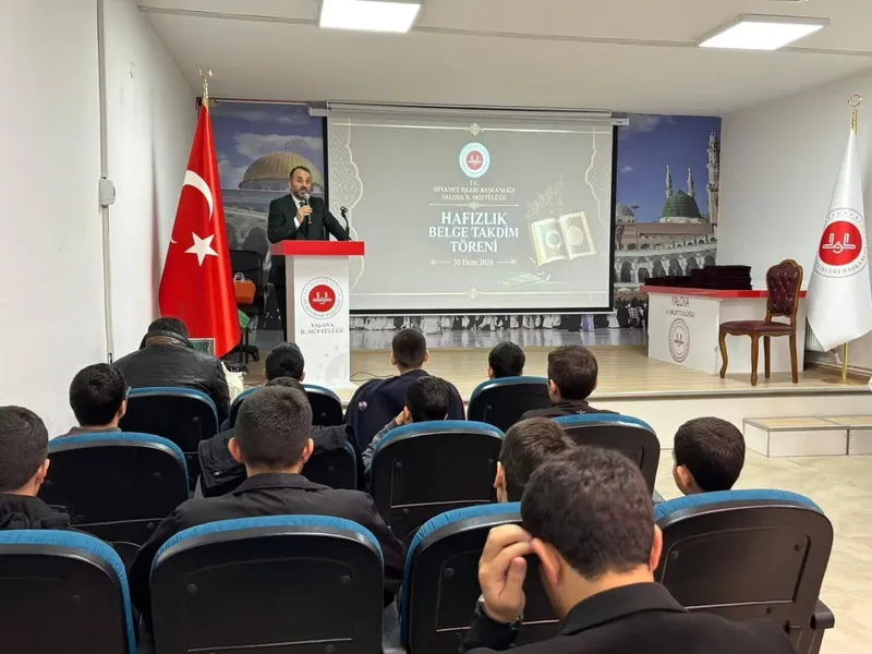 Yalova'da hafızlık eğitimlerini tamamlayan öğrencilere hafızlık belgeleri, İl Müftüsü Naci Çakmakçı'nın katıldığı programla takdim edildi. - Fotoğraf 2