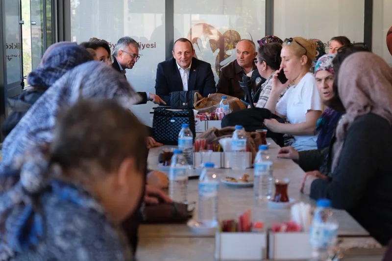 Çiftlikköy Belediye Başkanı Adil Yele, Bulgaristan Cumhurbaşkanlığı seçimi öncesinde BAL-GÖÇ Yalova Derneği Başkanı Lütfi Özgür ve sandık görevlileriyle birlikte 500 Evler Mahallesi sakinleriyle buluştu. - Fotoğraf 3