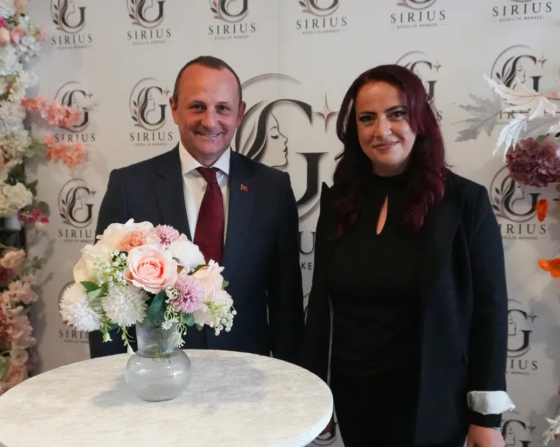 Çiftlikköy'de hizmete giren Sirius Güzellik Merkezi'nin açılışına katılan Belediye Başkanı Adil Yele, işletme sahibi Gizem Yıldırım'a bol kazanç ve bereket temennisinde bulundu. - Fotoğraf 4