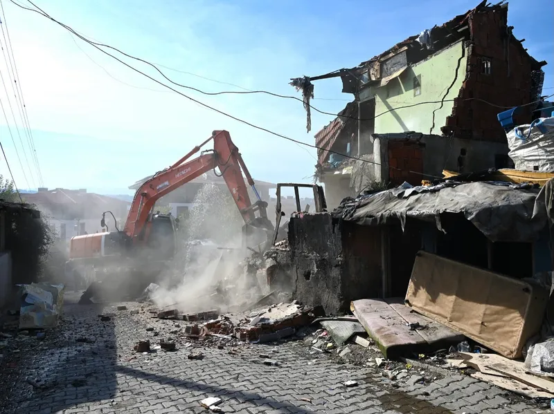 Yalova Belediyesi, Bağlarbaşı'nda daha güvenli yaşam alanları oluşturulması amacıyla paydaş kurumlarla koordinasyon halinde yürütülen ikinci etap yıkım çalışmalarının sürdüğünü bildirdi. - Fotoğraf 4