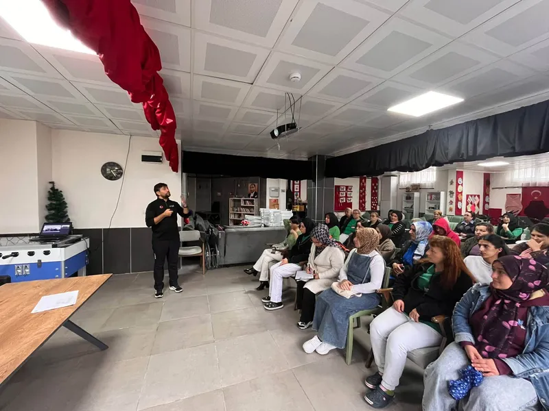 Özel Yalova Yusuf Zeytun Kaya Bakım Merkezi personeline yönelik düzenlenen eğitimde, afet öncesi hazırlıklar, afet anında doğru davranış şekilleri ve alınması gereken tedbirler ele alındı. - Fotoğraf 3