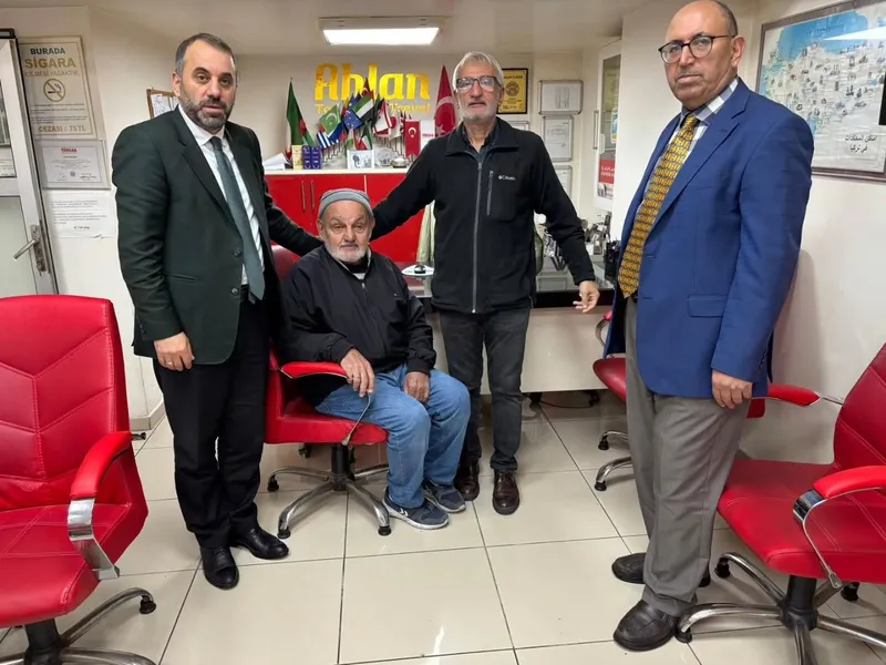 Yalova'da cuma günleri sürdürülen esnaf buluşmaları bu hafta Merkez Camii çevresinde gerçekleşti; din görevlileriyle birlikte dükkanları gezen heyet hayırlı kazançlar dileyerek Diyanet yayınları hediye etti. - Fotoğraf 6