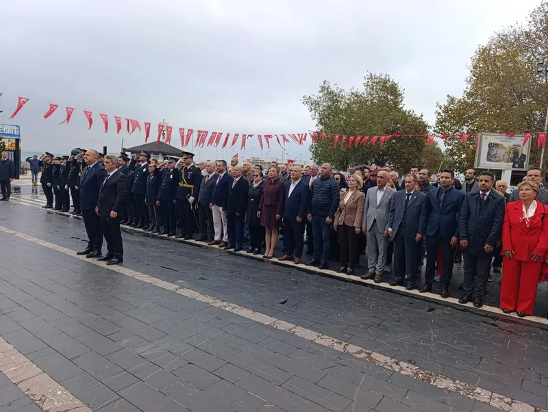 Cumhuriyet Meydanı'ndaki Atatürk Anıtı'na çelenk sunulmasıyla başlayan 29 Ekim kutlamalarında, Çınarcık protokolü ile vatandaşlar anıt önünde bir araya geldi. - Fotoğraf 3