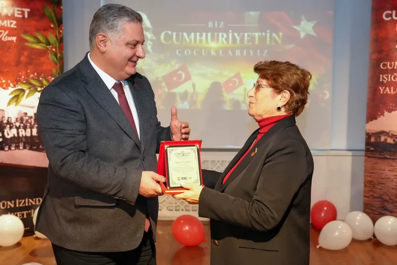 Yalova Kent Müzesi'nde açılan "Biz Cumhuriyet'in Çocuklarıyız" sergisi, geçmişten bugüne Cumhuriyet Bayramı kutlamalarının fotoğraflarıyla 20 Kasım'a kadar ziyaret edilebilecek. - Fotoğraf 5