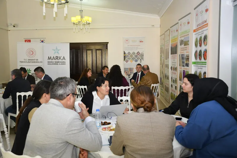 Doğu Marmara Kalkınma Ajansı, Yalova'nın öne çıkan tarım ürünü aronyanın üretim ve pazarlama süreçlerini ele almak üzere sektör paydaşlarını bir araya getirdi. - Fotoğraf 2