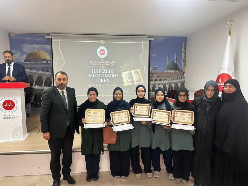 Yalova'da hafızlık eğitimlerini tamamlayan öğrencilere hafızlık belgeleri, İl Müftüsü Naci Çakmakçı'nın katıldığı programla takdim edildi. - Fotoğraf 6