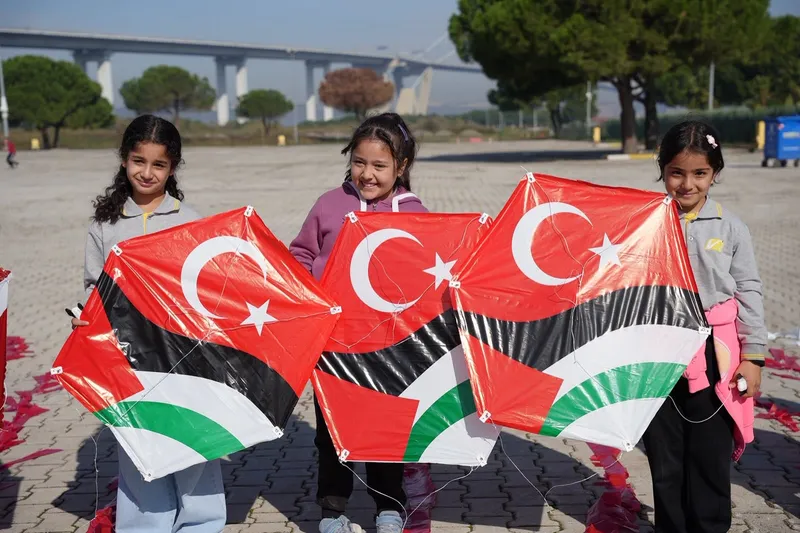 Altınova'da protokol üyeleri, öğretmenler ve öğrencilerin katılımıyla Gazze'deki masum çocuklara destek amacıyla uçurtma şenliği yapıldı. - Fotoğraf 3