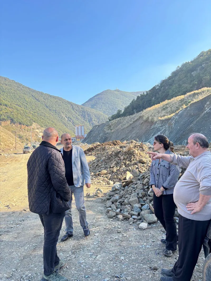 Esenköy'de yaşanan sel felaketinin ardından Belediye Başkanı Mehmet Temel ve belediye meclis üyeleri, Estaş bölgesindeki arıtma tesisleri ile dere yatağında incelemede bulundu. - Fotoğraf 6