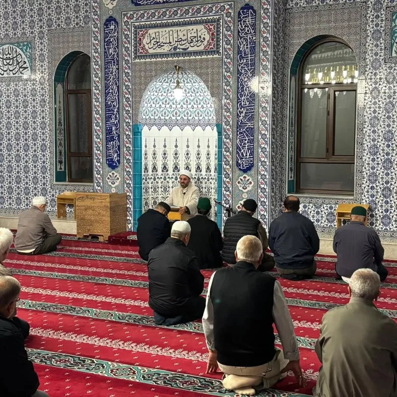 Yalova'da Abdülhamid Han Camii'nde bir araya gelen cemaat, sabah namazının ardından İl Müftüsü Naci Çakmakçı'nın sohbetini dinledi ve dua etti. - Fotoğraf 2