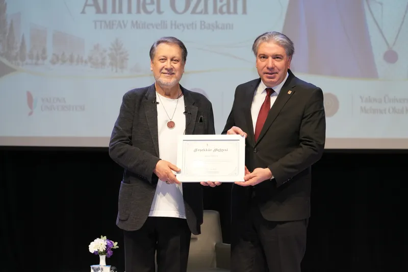 Yalova Üniversitesi'nde düzenlenen "Ötekisizlik Ahlâkı" konferansına konuşmacı olarak katılan Ahmet Özhan, akademik personel ve öğrencilerle bir araya geldi. - Fotoğraf 1