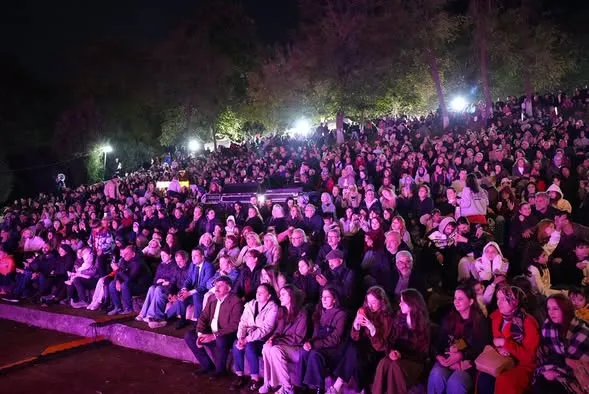 Altınova'ya bağlı Subaşı beldesinde iki gün süren 12. Yalova Kivi Festivali, Anadolu rock grubu Yüksek Sadakat'in verdiği konserle tamamlandı. - Fotoğraf 4