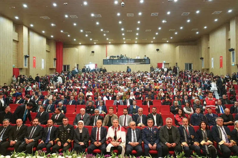 Yalova Üniversitesi'nde düzenlenen 2026-2027 Akademik Yılı Açılış Töreni'ne katılan ilçe belediyesi, yeni dönemin akademisyenlere ve öğrencilere hayırlı olmasını temenni etti. - Fotoğraf 2