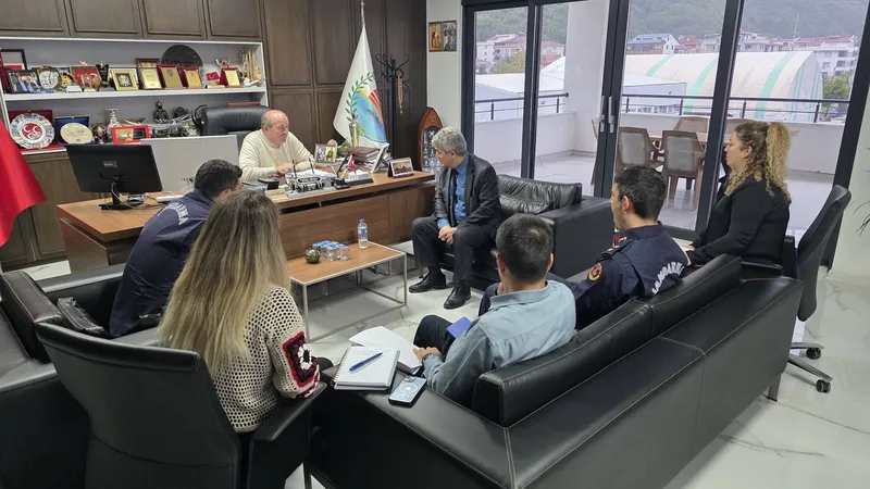 Çınarcık'a bağlı Esenköy'de gece boyunca etkili olan yoğun yağışların ardından Kaymakam Tahsin Aksu ve Belediye Başkanı Mehmet Temel olumsuzluk yaşanan bölgelerde inceleme yaptı. - Fotoğraf 2