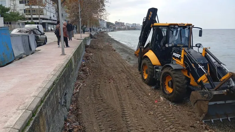 Çınarcık Belediyesi ekipleri, yağışların ardından Vali Akı Caddesi sahil hattına vuran yosun ve ağaç kalıntılarını toplamak için çalışma başlattı. - Fotoğraf 5