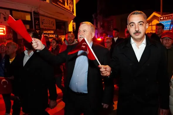 Armutlu'da 29 Ekim kutlamaları kapsamında bir araya gelen ilçe protokolü ve vatandaşlar, Cumhuriyetin 103. yıl dönümünü düzenlenen yürüyüşle kutladı. - Fotoğraf 1