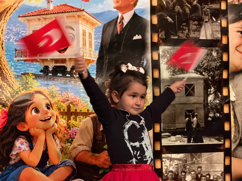 Yalova Belediyesi, Cumhuriyetin 103. yıl dönümü etkinlikleri kapsamında Gazi Mustafa Kemal Atatürk'ün doğa sevgisini ve çevre bilincini anlatan Yürüyen Köşk tiyatro oyununu çocuklarla buluşturdu. - Fotoğraf 8