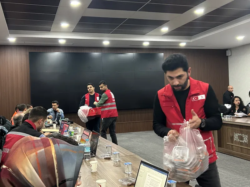 AFAD koordinasyonunda Marmara Adaları merkezli deprem senaryosuyla düzenlenen bölgesel masa başı tatbikatına Türk Kızılay Yalova ekipleri de katıldı. - Fotoğraf 3