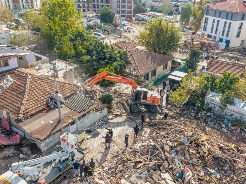 Yalova Belediyesi, Bağlarbaşı'nda daha güvenli yaşam alanları oluşturulması amacıyla paydaş kurumlarla koordinasyon halinde yürütülen ikinci etap yıkım çalışmalarının sürdüğünü bildirdi. - Fotoğraf 9