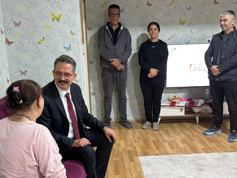 Yalova Bakım ve Rehabilitasyon Merkezi'ne habersiz denetim gerçekleştiren İl Müdürü Seçkin Bilici, sunulan hizmetleri inceleyerek kurumdan yararlanan bireylerle bir araya geldi. - Fotoğraf 3